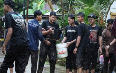 Puluhan Siswa MA Salafiyah Kajen Gotong Royong Bersihkan Rumah Warga Terdampak Banjir